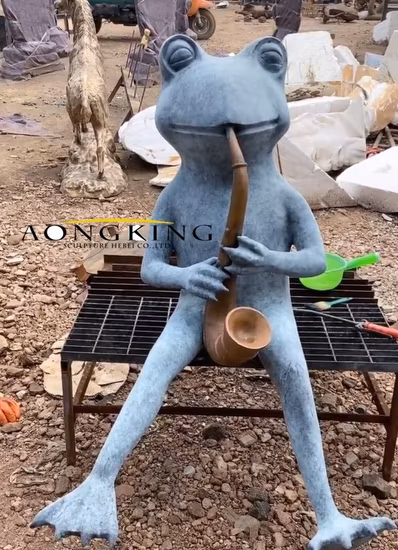 Familia de ranas de lectura, estatua de animal de pátina para adorno de banco