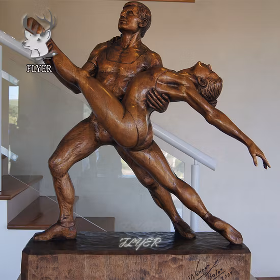 Gran escultura de bronce moderna como punto de referencia
